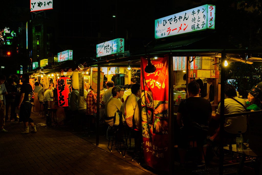 Beleuchtete Yatai-Essensstände in Nakasu am Abend