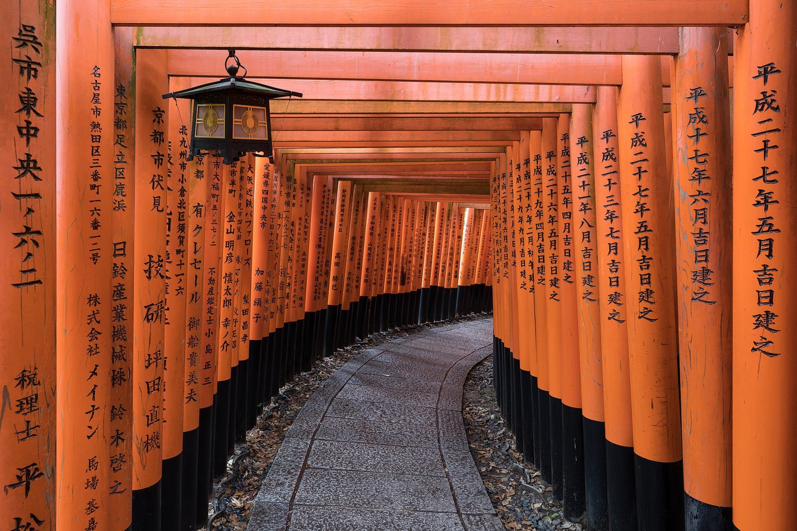 Weg zwischen roten Torii am Fushimi-Inari-Schrein in Kyoto