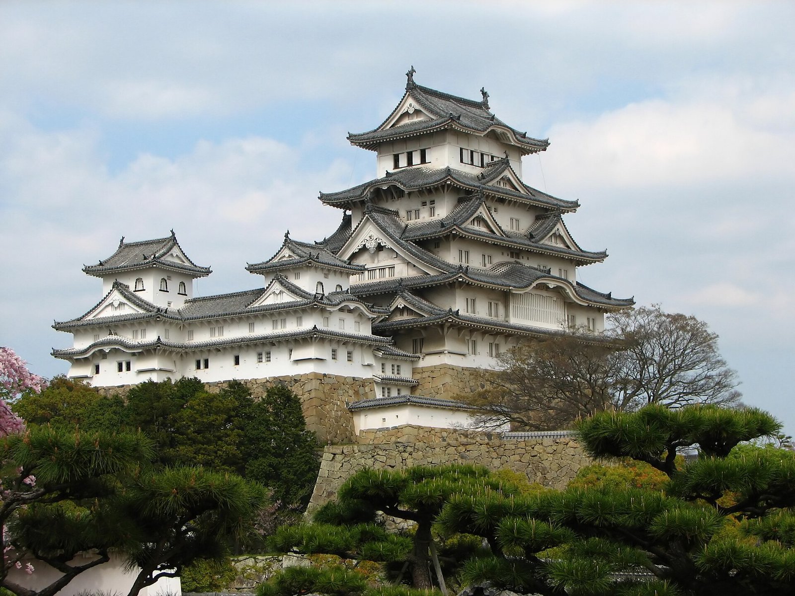 Weiße Türme der Burg Himeji unter blauem Himmel