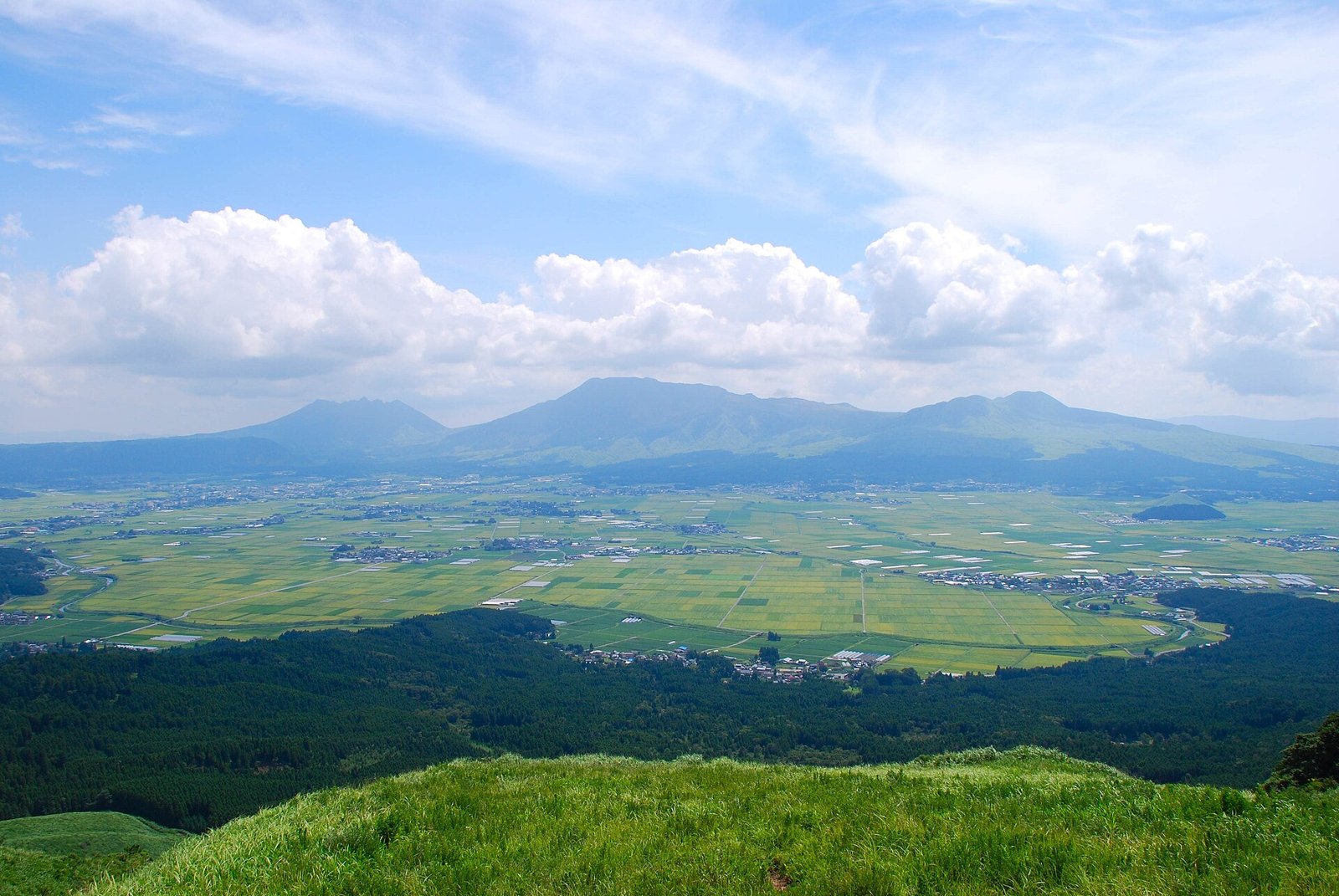 Grüne Ebene und Berge in der Aso-Kaldera auf Kyushu