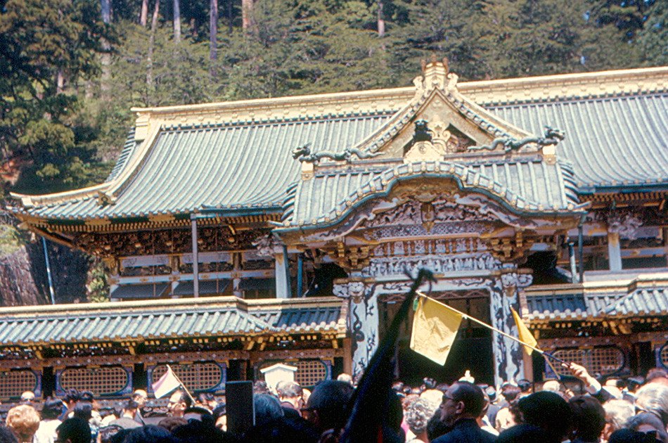 Reich verzierter Eingang am Toshogu-Schrein in Nikko
