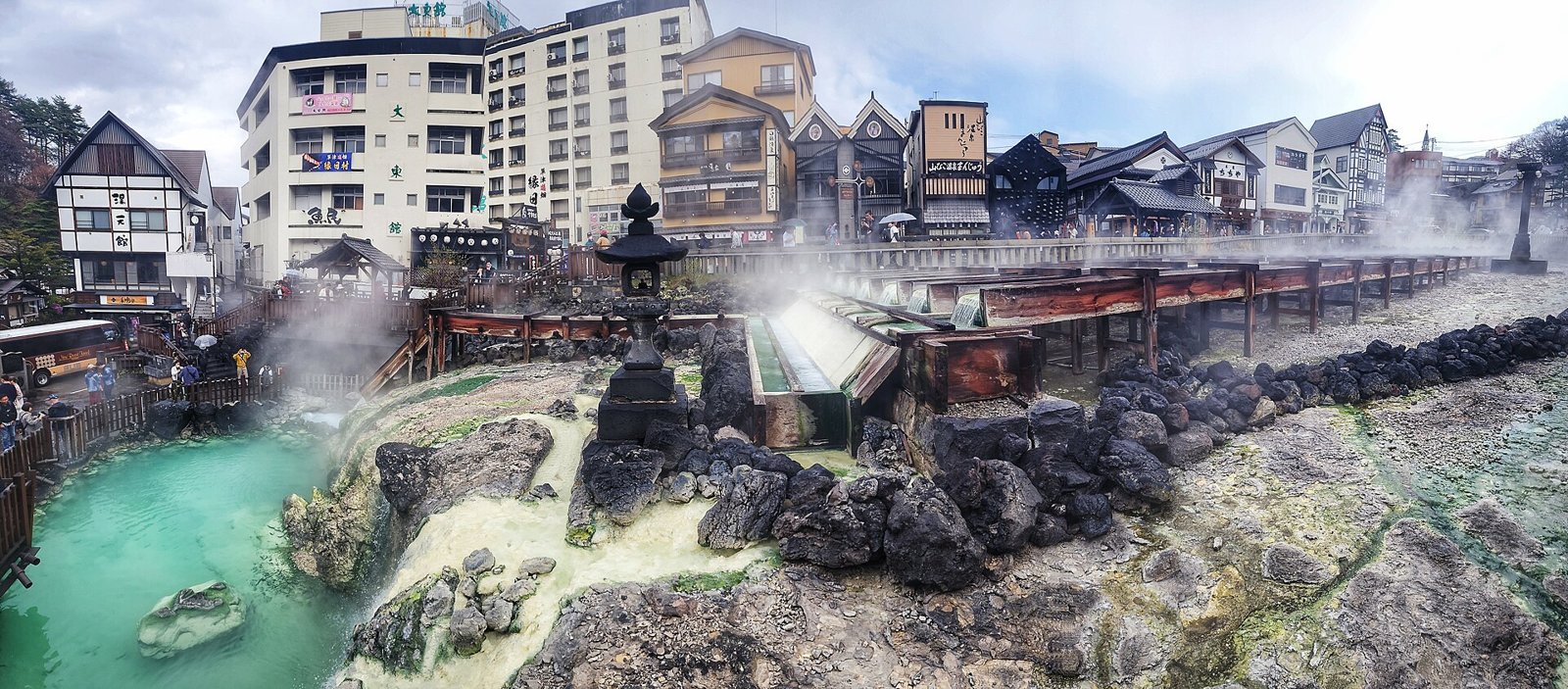 Dampfendes Thermalwasser am Yubatake in Kusatsu Onsen